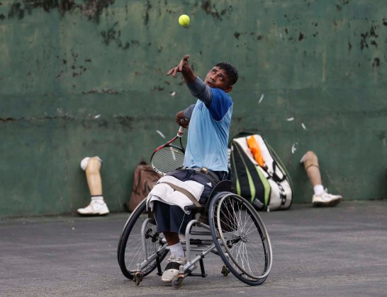 Gamini Dissanayake, de 36 años, un soldado del ejército y miembro del equipo nacional de tenis en silla de Sri Lanka sirve durante una sesión de práctica en Colombo / Dinuka Liyanawatte / Reuters