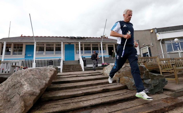 El capitán inglés Alastair Cook camina hacia el campo por delante de su hijo de un día internacional contra Escocia en Mannofield Cricket Ground, Aberdeen / Russell Cheyne  / Reuters