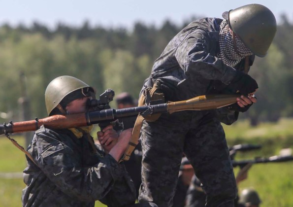 La gente toma parte en un entrenamiento en una base de la Guardia Nacional de Ucrania, cerca de Kiev / Konstantin Grishin / Reuters
