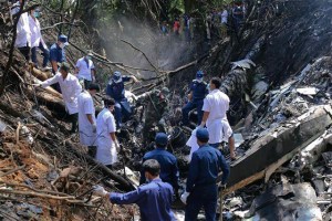 Se estrella avión en el que viajaba ministro de Defensa de Laos