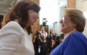 Bachelet llega a Argentina y se reunirá este lunes con Cristina Fernández