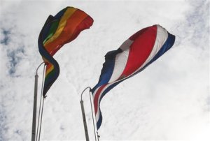 Solís iza bandera gay y hace llamado a entender nuevas formas de diversidad