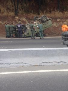 Vuelco de un carro militar genera retraso en la bajada de Tazón (Fotos)