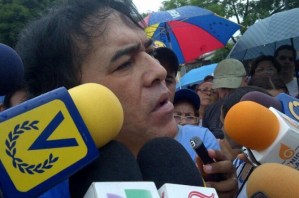 Contra orden de captura en su contra, Antonio Rivero apareció en la plaza Sadel (Fotos)