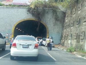 Carro chocó contra el túnel de La Trinidad y se incendió