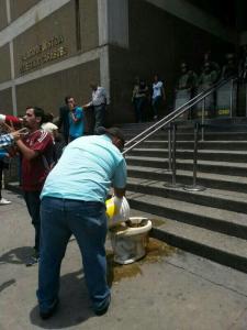 Con inodoro y excremento rechazaron medida del TSJ frente al Palacio de Justicia (Fotos)