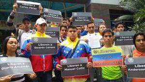 Jóvenes Venezolanos acudieron a la embajada de Alemania para exigir pronunciamiento