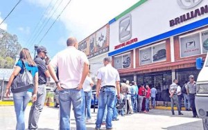 Estafados de La Venezolana exigen respuestas ante Ministerio de Comercio