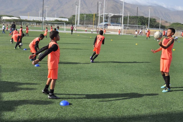 Escuela de Futbol Jua Arango dicto clinica a la Esc de Futbol Atle Valencia- FOTOS- Carlos Villasana   (6)