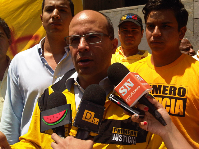 Primero Justicia denunció que los venezolanos cocinan con leña por falta de gas