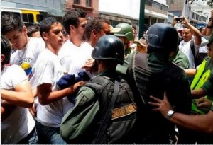 VIDEO: Así reprimió la GNB a los chamos encadenados frente al Palacio de Justicia