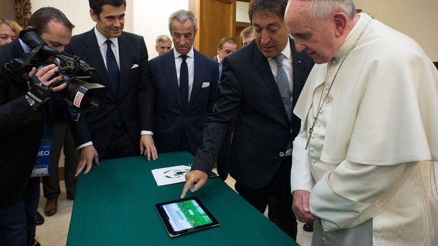 El porqué el Papa Francisco está en Twitter y no en Facebook