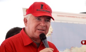 El nuevo lema de Pdvsa, en la gorra roja de Ramírez (fotomontaje Calavera)