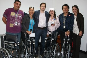 Ramón Muchacho entregó sillas de ruedas a vecinos con movilidad limitada