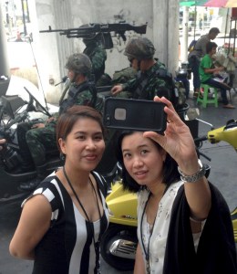 La foto: Chicas y su selfie en plena Ley Marcial en Tailandia