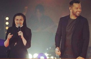 Monja que causó sensación en “The Voice” comparte escenario con Ricky Martin (Video)