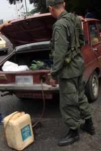 Manguera para sacar gasolina en el Táchira