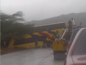 Autobús se coleó cerca de Boca de Uchire (Foto)