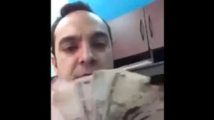 A lo Rosinés: Funcionario mexicano publica un video abanicándose con dinero