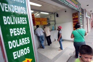 Cambian el bachaqueo de alimentos por el de billetes de 100 y 50 bolívares