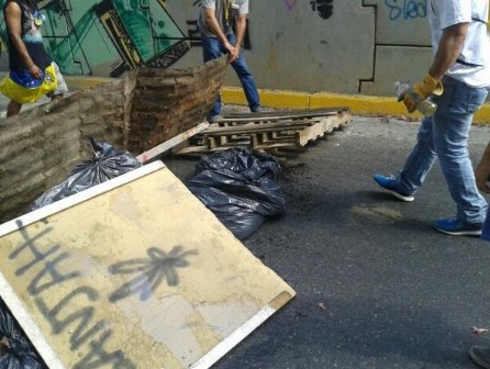 Reportan barricadas en Los Dos Caminos (Foto)