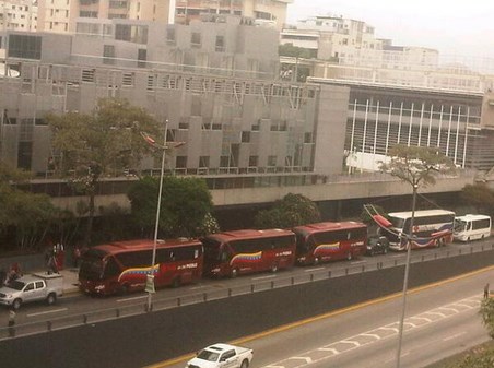 Reportan fila de autobuses en sede Pdvsa La Campiña (Foto)