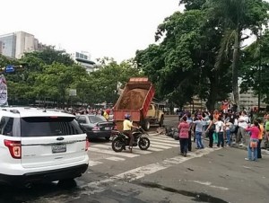 Un camión bota arena en cercanías a Plaza Altamira (Foto)
