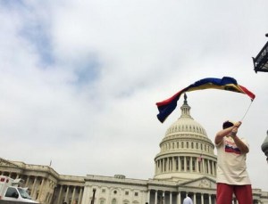 Venezolano ondea la bandera frente al Capitolio de los EEUU (Foto)