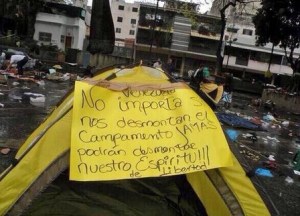 Dejan mensaje en una carpa que quedó en la plaza de Chacao (Foto)