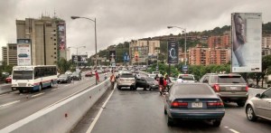 Choque entre dos vehículos genera fuerte cola en la Prados del Este (Foto)