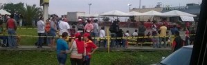 Así hicieron cola para comprar alimentos en Mercal (Foto)