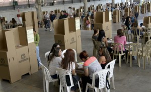 Las Farc niegan haber obligado a votar por Santos como denunció Uribe