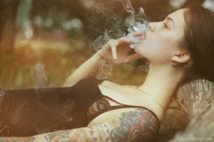 ¿Dejar de fumar aumenta los senos?