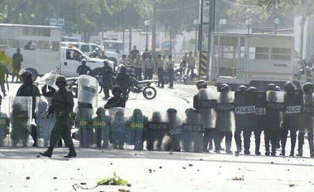 GNB y PoliLara arremetieron contra estudiantes en Barquisimeto (Fotos)