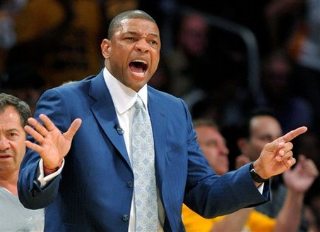 NBA multa a entrenador de los Clippers por criticar a los árbitros