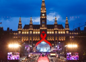 Bill Clinton, Ricky Martin y Courtney Love, juntos contra el sida en Viena
