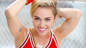 Se burlan de Miley Cyrus por tener “Pecho e’ macho” (Foto)