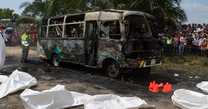 Autobús en el que murieron 32 niños calcinados transitaba ilegalmente en Colombia