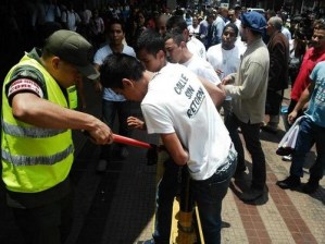 GNB atacó a los estudiantes encadenados en el Palacio de Justicia #7M (Fotos)