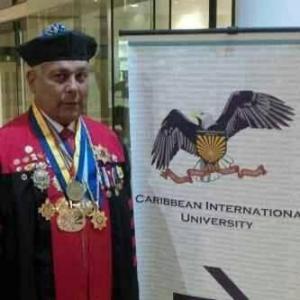 El creador de “DirecTV te espía” ahora es Doctor: La parranda de medallas de Pedro Carreño (FOTO)
