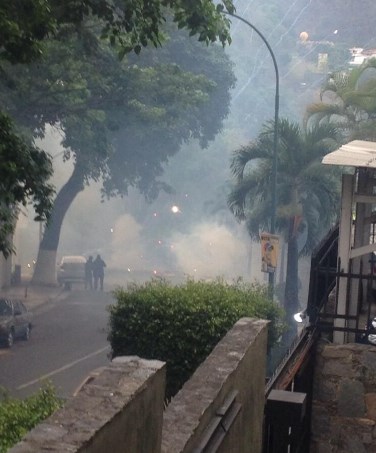 Detonaciones y gases lacrimógenos en residencias de Santa Fe (Fotos)