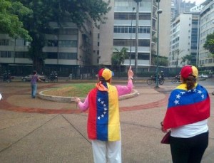 Señoras en Altamira gritan a los PNB “asesinos” y ellos responden (Foto)