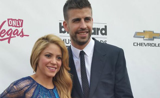 Piqué le da tremendo apretón a Shakira en plena Alfombra roja #BBMas