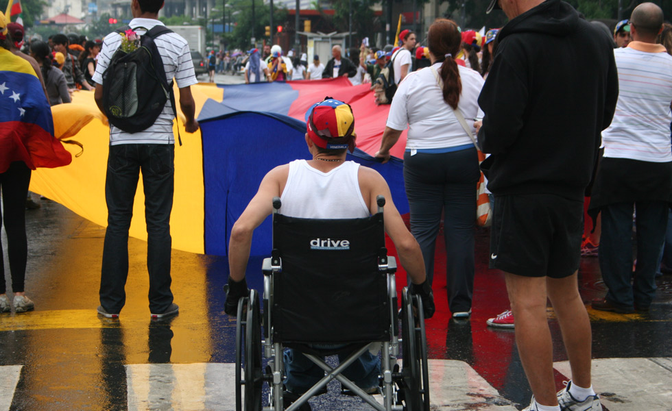 Este joven discapacitado salió a marchar contra la represión (Foto)