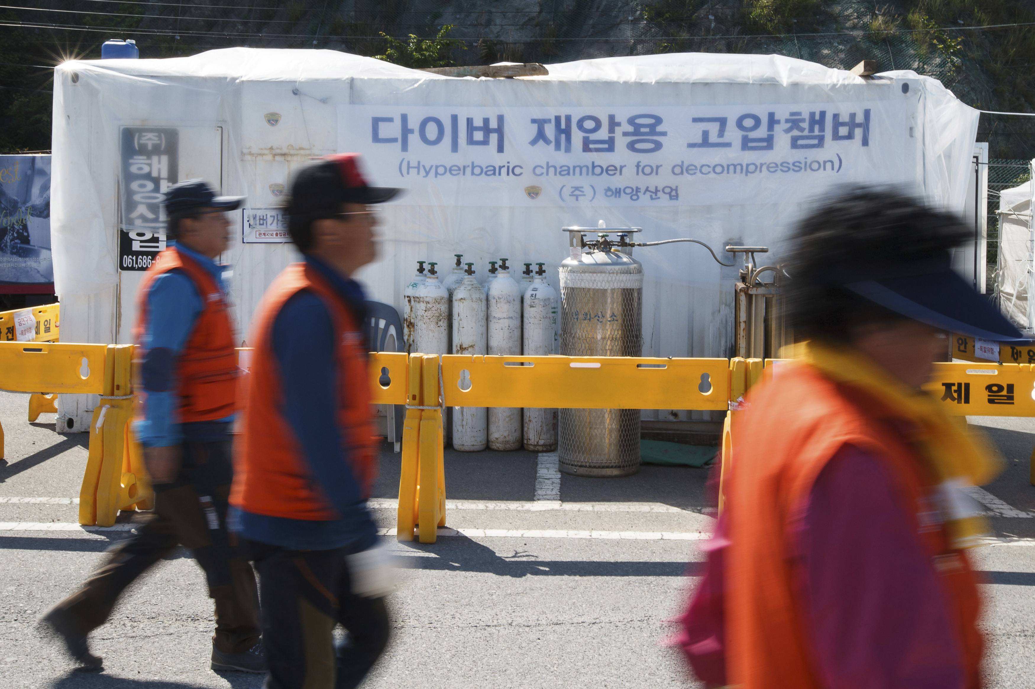 Muere submarinista que trabajaba entre los restos de ferry surcoreano