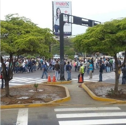 Urbe cerrada en protesta por estudiantes detenidos en Caracas (Foto)