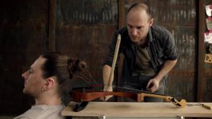INCREÍBLE: El cabello de este hombre reemplaza las cuerdas del violín (Video)