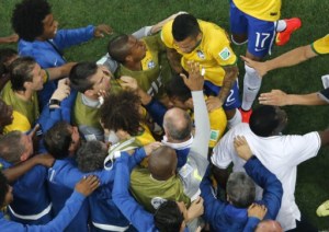 Prensa brasileña admite el sufrimiento para ganar y el regalo del árbitro