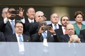Mientras los líderes políticos disfrutaban del Mundial, Dilma solo veía (Fotos)