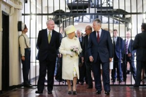 Isabel II visita la cárcel histórica en Belfast